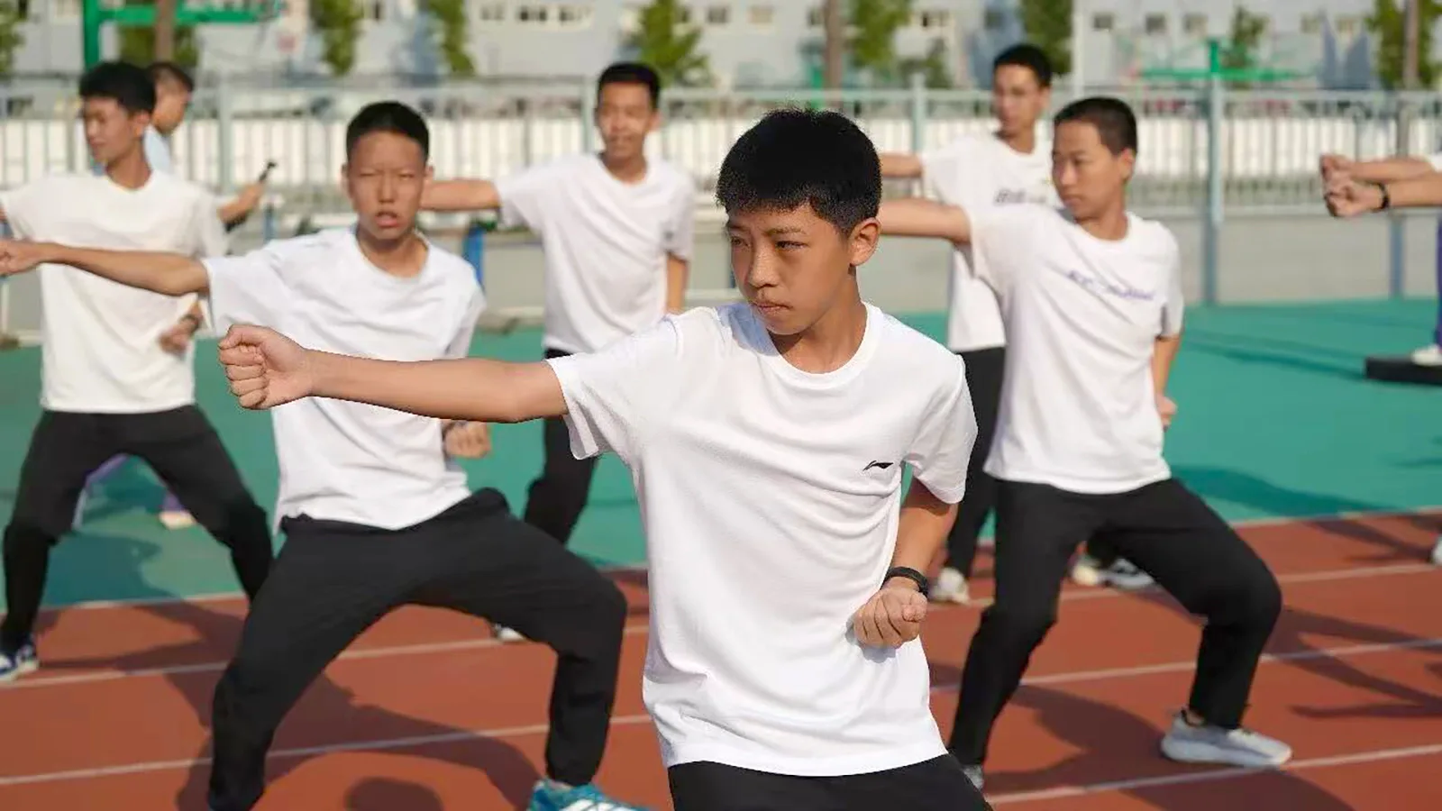 Elever der dyrker kampsport under et skoleår i Kina